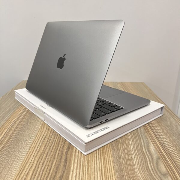 APPLE MACBOOK PRO 2020 (A2338) |APPLE M1 CHIP| 8GB RAM|256GB SSD|13.3 INCH RETINA DISPLAY|TOUCH BAR AND TOUCH ID