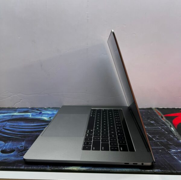 MACBOOK PRO 15 2018 |INTEL CORE I7 |32GB RAM |512GB SSD |15.4 INCH RETINA DISPLAY| WITH TOUCH BAR AND TOUCH ID |4GB RADEON PRO 560X GRAPHICS CARD