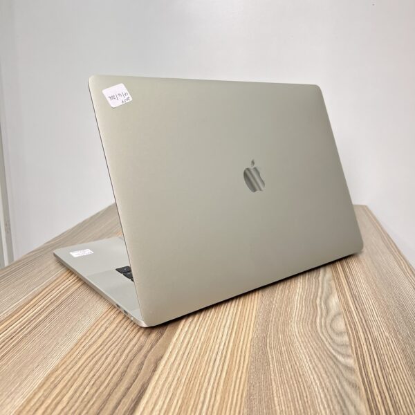 MACBOOK PRO 15” (2017) | INTEL CORE i7 | AMD RADEON PRO 555 | 16GB RAM | 256GB SSD | 2.8K RETINA DISPLAY | TOUCH BAR | macOS VENTURA