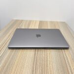 APPLE MACBOOK AIR M1 (2020) | APPLE M1 CHIP (8-CORE CPU) | 8GB RAM | 256GB SSD | 13.3” RETINA (2560×1600) | MACOS SEQUOIA 15.5 | SLIM & LIGHTWEIGHT DESIGN