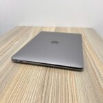 APPLE MACBOOK AIR M1 (2020) | APPLE M1 CHIP (8-CORE CPU) | 8GB RAM | 256GB SSD | 13.3” RETINA (2560×1600) | MACOS SEQUOIA 15.5 | SLIM & LIGHTWEIGHT DESIGN