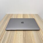 APPLE MACBOOK AIR M1 (2020) | APPLE M1 CHIP (8-CORE CPU) | 8GB RAM | 256GB SSD | 13.3” RETINA (2560×1600) | MACOS SEQUOIA 15.5 | SLIM & LIGHTWEIGHT DESIGN