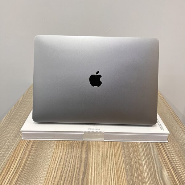 APPLE MACBOOK PRO 2020 (A2338) |APPLE M1 CHIP| 16GB RAM|256GB SSD|13.3 INCH RETINA DISPLAY|TOUCH BAR AND TOUCH ID