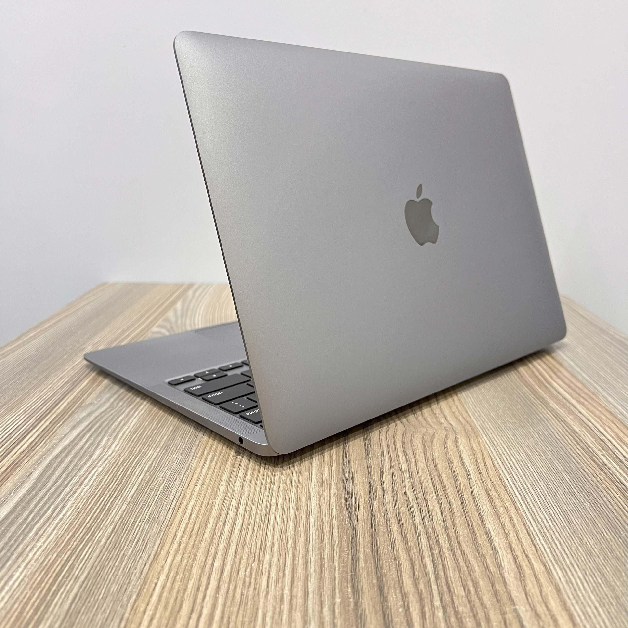APPLE MACBOOK AIR M1 (2020) | APPLE M1 CHIP (8-CORE CPU) | 8GB RAM | 256GB SSD | 13.3” RETINA (2560×1600) | MACOS SEQUOIA 15.5 | SLIM & LIGHTWEIGHT DESIGN